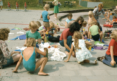 821852 Afbeelding van spelende kinderen op de bouwspeelplaats aan de Van Bijnkershoeklaan te Utrecht.